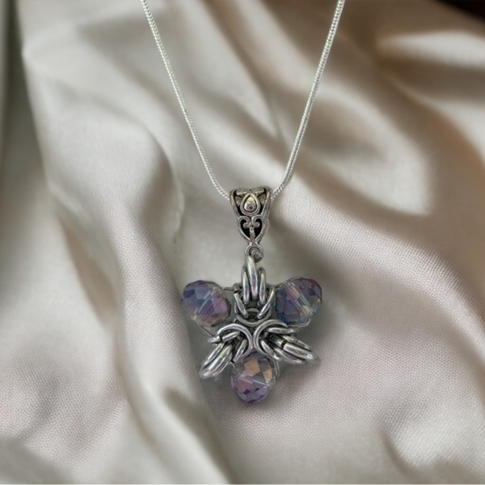 Elf Star chainmaille pendant. Whimsical crystal necklace. - Picture 3 of 11
